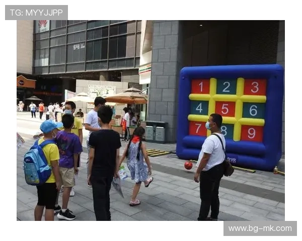 足球巨星挑战九宫格技巧展现超凡球技与极致反应速度