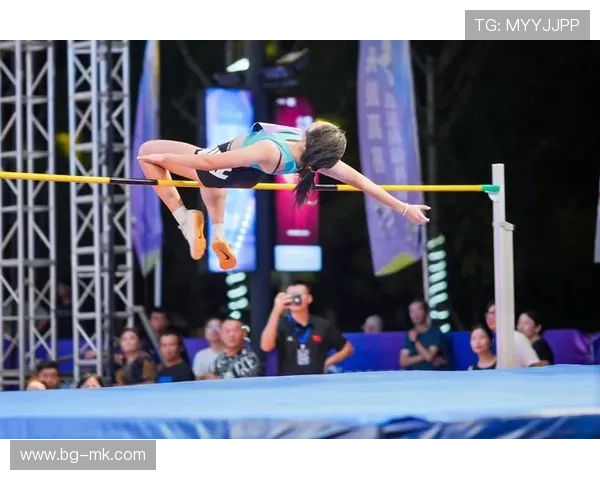 足球巨星街头秀技风采 技巧戏耍路人引爆全场热议